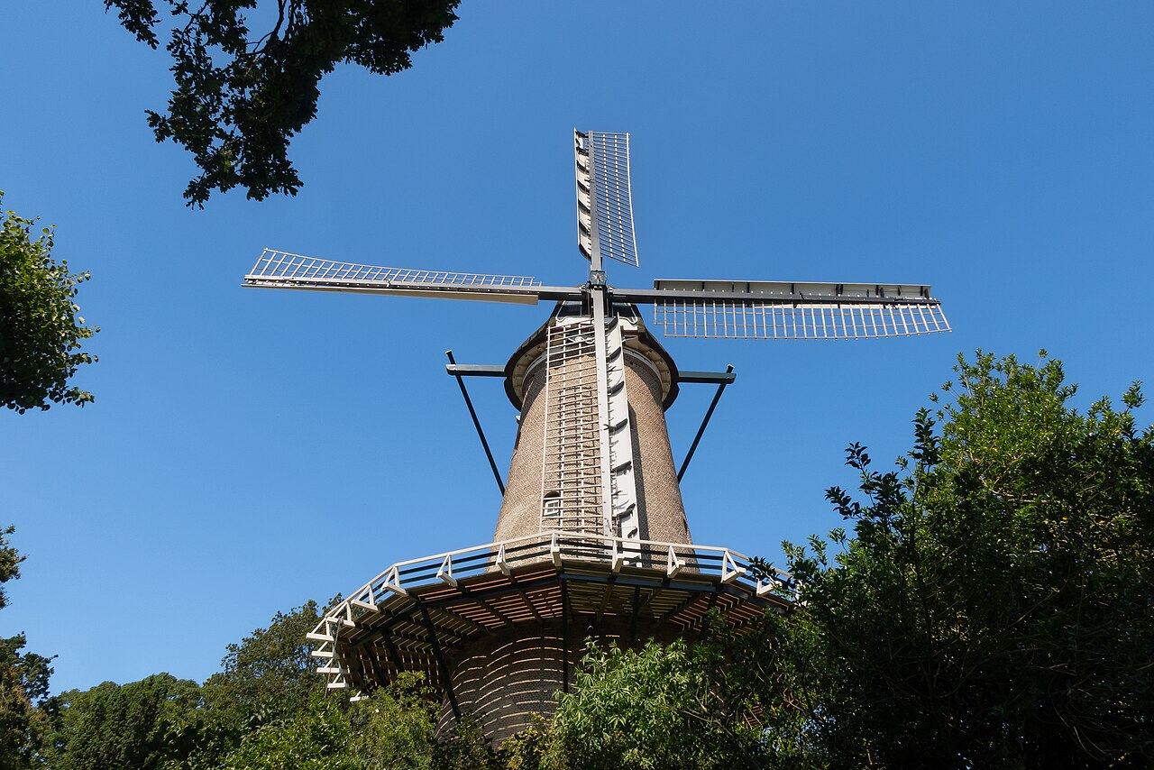 Molen De Groot in Alkmaar tegen een blauwe lucht